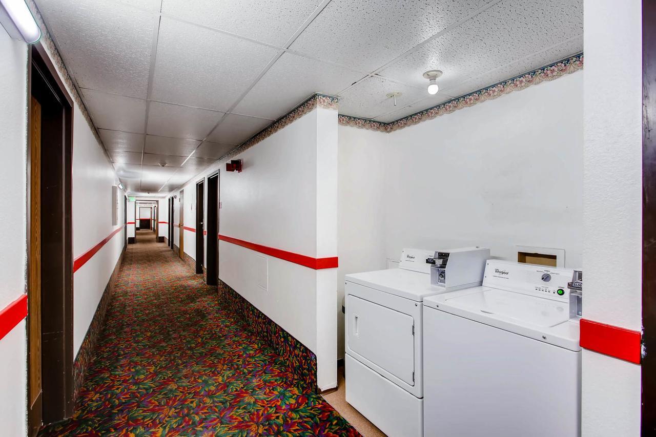 Motel 9 Fort Collins Exterior photo