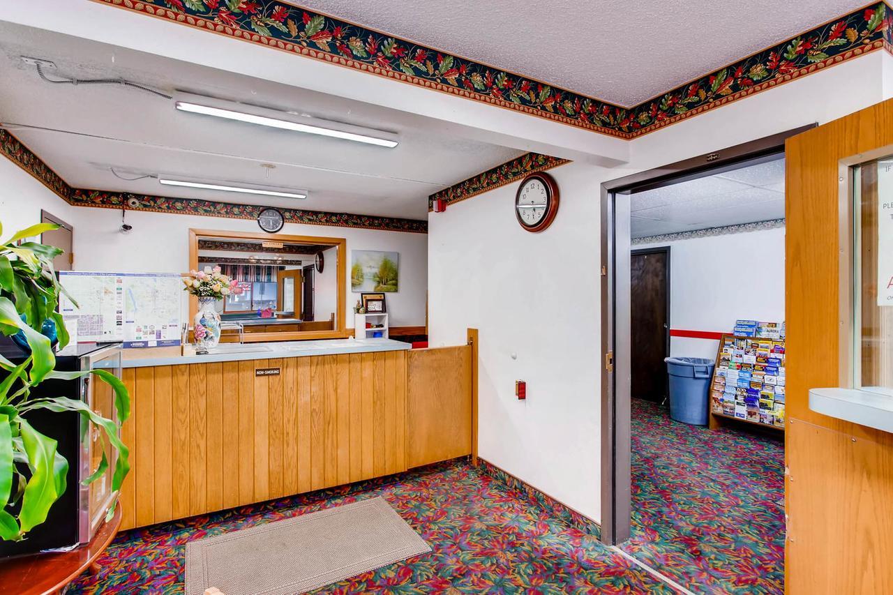 Motel 9 Fort Collins Exterior photo
